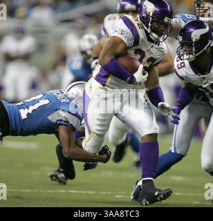 10 dicembre 2006; Detroit, mi, Stati Uniti; football NFL: il running back dei Minnesota Vikings ARTOSE PINNER, ex giocatore dei Detroit Lions, corre attraverso il tackle di JAMAR FLETCHER (21) dei Detroit Lions nel primo tempo. Minnesota vinse per 30-20 contro i Lions. Credito obbligatorio: Foto di Julian H. Gonzalez/Detroit Free Press/ZUMA Press. (©) Copyright 2006 di Detroit Free Press Foto Stock