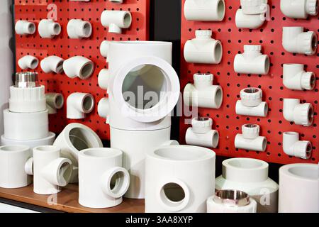 Raccordi in polipropilene per impianti idraulici in esposizione in negozio Foto Stock