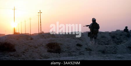 8 dicembre 2006; Anah, IRAQ; Un Marine degli Stati Uniti con compagnia A del Camp Lejeune, N.C.-based 2nd Light Armored Reconnaissance Battalion, pattuglia al tramonto 8 dicembre 2006, nella regione desertica vicino Anah, una città 150 miglia a nord-ovest di Baghdad, nell'Iraq occidentale. Il battaglione ha trascorso quasi tre mesi a condurre operazioni di sicurezza a Rawah e Anah, due città lungo il fiume Eufrate a circa 150 miglia a nord-ovest di Baghdad. Credito obbligatorio: Foto di Nathaniel F. Sapp/US MARINES/ZUMA Press. (©) Copyright 2006 di US MARINES Foto Stock