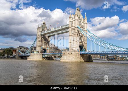 Londra, Regno Unito - 6 agosto 2023: Persone che camminano lungo i monumenti più rappresentativi del Tower Bridge. Foto Stock
