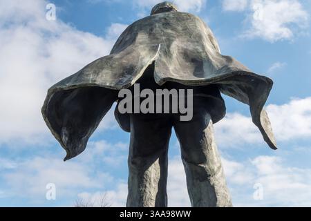 Vista posteriore della statua in bronzo di J B Priestley di Ian Judd. 1986. Bradford. Foto Stock