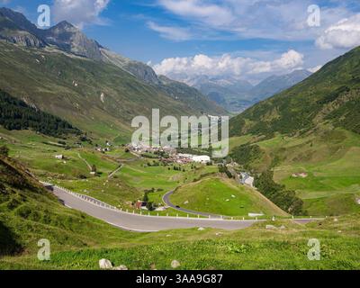 Realp è un piccolo e affascinante villaggio situato nel cantone di Uri, situato all'estremità occidentale del famoso passo Furka Foto Stock