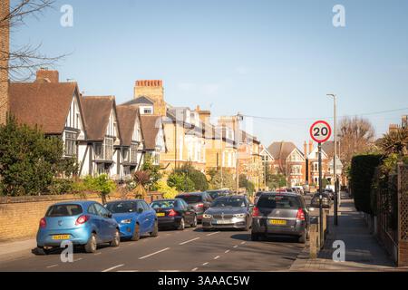 LONDRA - 31 MARZO 2025: Case residenziali a schiera su Nightingale Road nella zona di Clapham Balham nel sud-ovest di Londra Foto Stock