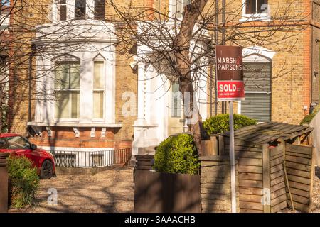 LONDRA - 31 MARZO 2025: Cartello dell'agente immobiliare venduto fuori casa residenziale nella zona di Balham Clapham, SW12 sud-ovest di Londra Foto Stock