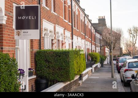 LONDRA - 31 MARZO 2025: Cartello dell'agente immobiliare venduto fuori casa residenziale nella zona di Balham Clapham, SW12 sud-ovest di Londra Foto Stock