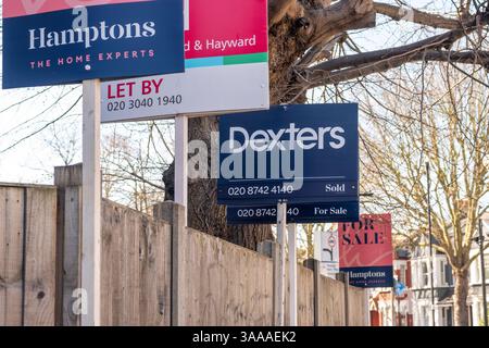LONDRA - 31 MARZO 2025: Molte agenzie immobiliari hanno allineato appartamenti pubblicitari convertiti da grandi case urbane nel sud-ovest di Londra Foto Stock