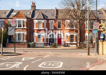 LONDRA - 31 MARZO 2025: Case residenziali a schiera su Cavendish Road nella zona di Clapham Balham nel sud-ovest di Londra Foto Stock