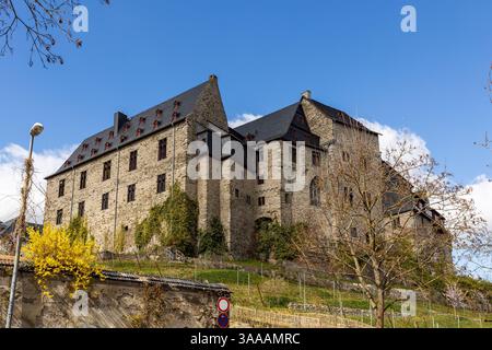 Limburgo, Germania. 31 marzo 2025. Limburg an der Lahn è una città distrettuale dell'Assia nel distretto centrale di Limburgo-Weilburg. Il castello di Limburg si trova su una roccia calcarea sopra il fiume Lahn e direttamente dietro la cattedrale di Limburg. Crediti: Christian Lademann/dpa/Alamy Live News Foto Stock