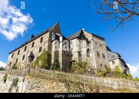 Limburgo, Germania. 31 marzo 2025. Limburg an der Lahn è una città distrettuale dell'Assia nel distretto centrale di Limburgo-Weilburg. Il castello di Limburg si trova su una roccia calcarea sopra il fiume Lahn e direttamente dietro la cattedrale di Limburg. Crediti: Christian Lademann/dpa/Alamy Live News Foto Stock