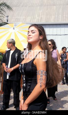 6 agosto 2000; Los Angeles, CA, Stati Uniti; l'attrice NADIA BJORLIN ai Teen Choice Awards 2000. Indossa un vestito nero pungente e un gioiello con le braccia. Foto Stock