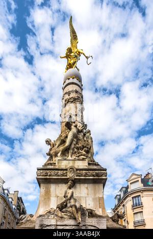 Scultura ornata che si innalza dalla Fontana Subé in Place Drouet d'Erlon - Reims, Marne (51), Francia. Foto Stock