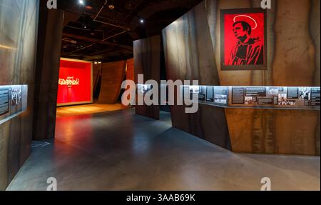 Muzeum Jana Pawła II i Prymasa Wyszynskiego. Museo di Giovanni Paolo II e del Primate Wyszynski all'interno del Tempio della Divina Provvidenza, Varsavia, Polonia. Interessante design espositivo. Foto Stock