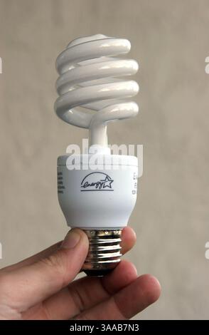 24 luglio 2006; San Francisco, CA, Stati Uniti; le lampadine fluorescenti compatte (CFL) a basso consumo energetico consumano il 66% in meno di energia rispetto alle lampadine a incandescenza standard e durano fino a 10 volte di più. La sostituzione di una lampadina a incandescenza da 100 watt con un CFL da 32 watt consente di risparmiare almeno $ 30 in costi energetici per tutta la durata della lampadina. Credito obbligatorio: Foto di Krista Kennell/ZUMA Press. (©) Copyright 2006 di Krista Kennell Foto Stock