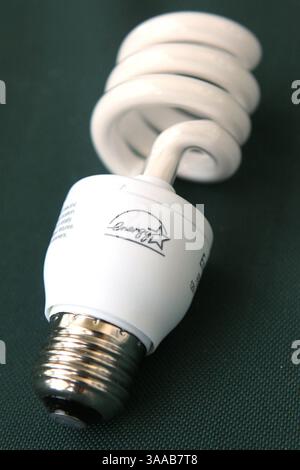 24 luglio 2006; San Francisco, CA, Stati Uniti; le lampadine fluorescenti compatte (CFL) a basso consumo energetico consumano il 66% in meno di energia rispetto alle lampadine a incandescenza standard e durano fino a 10 volte di più. La sostituzione di una lampadina a incandescenza da 100 watt con un CFL da 32 watt consente di risparmiare almeno $ 30 in costi energetici per tutta la durata della lampadina. Credito obbligatorio: Foto di Krista Kennell/ZUMA Press. (©) Copyright 2006 di Krista Kennell Foto Stock