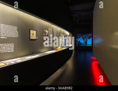 Muzeum Jana Pawła II i Prymasa Wyszynskiego. Museo di Giovanni Paolo II e del Primate Wyszynski all'interno del Tempio della Divina Provvidenza, Varsavia, Polonia. Interessante design espositivo. Foto Stock