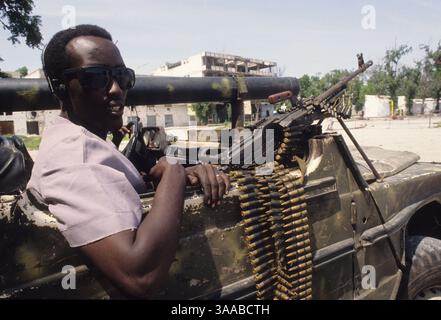 1 agosto 1992; Mogadiscio, SOMALIA; Un pistolero fedele a Mohamed Farah Aideed pattuglia le strade di Mogadiscio in una "tecnica". Credito obbligatorio: Foto di Cheryl Hatch/ZUMA Press. (©) Copyright 1992 di Cheryl Hatch Foto Stock