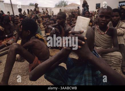 1 agosto 1992; Mogadiscio , SOMALIA; i somali si riuniscono nel cortile di un edificio che è stato convertito in un centro di distribuzione di cibo. La gente aspetta ore al sole per un pasto. Credito obbligatorio: Foto di Cheryl Hatch/ZUMA Press. (©) Copyright 1992 di Cheryl Hatch Foto Stock
