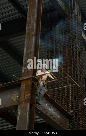 30 agosto 2005; città del Messico, DF, MESSICO; un saldatore lavora sulla sovrastruttura in ferro di un nuovo edificio per uffici in costruzione sul Paseo de la Reforma a città del Messico. Credito obbligatorio: Foto di Keith Dannemiller/ZUMA Press. (©) Copyright 2005 di Keith Dannemiller Foto Stock