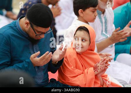 Dacca, Bangladesh. 31 marzo 2025. I musulmani del Bangladesh si riuniscono per celebrare Eid al-Fitr con preghiere, gioia e festeggiamenti, segnando la fine del Ramadan. (Credit Image: © Suvra Kanti Das/ZUMA Press Wire) SOLO PER USO EDITORIALE! Non per USO commerciale! Foto Stock