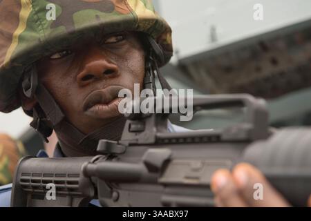 18 marzo 2015 - tema, Ghana - Un membro del team di imbarco della marina ghanese conduce la sicurezza dell'area durante una visita, un Consiglio, Un esercizio di addestramento alla ricerca e al sequestro come parte dell'Obangame Express 18 marzo 2015 a tema, Ghana. (Immagine di credito: © SPC Raul Pacheco/Planet Pix tramite cavo ZUMA) Foto Stock