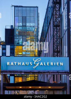 Innsbruck, Austria - 20 marzo 2025: Il Rathaus Galerien è un moderno centro commerciale e complesso di uffici situato nel centro di Innsbruck Foto Stock