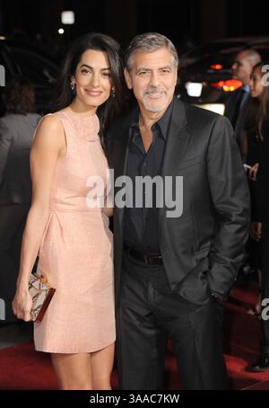26 ottobre 2015 - Hollywood, California, Stati Uniti - AMAL ALAMUDDIN CLOONEY e GEORGE CLOONEY partecipano alla prima di Los Angeles di ''Our Brand Is Crisis'' tenutasi al TCL Chinese Theatre di Hollywood, California. (Immagine di credito: © Dave Longendyke/Globe Photos via ZUMA Wire) Foto Stock