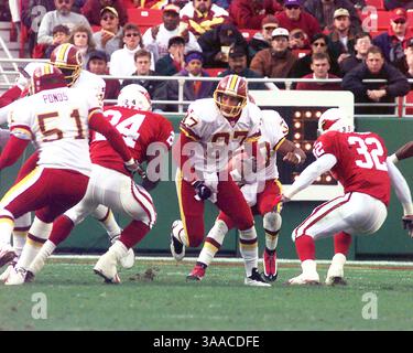 25 ottobre 2015 - Raljon, Maryland, Stati Uniti d'America - il wide receiver dei Washington Redskins James Thrash (87) blocca per il running back/kick returner Brian Mitchell (30) durante la partita contro gli Arizona Cardinals al Jack Kent Cooke Stadium di Raljon, Maryland il 22 novembre 1998. I Cardinals hanno vinto il gioco 45 - 42..credito: Arnie Sachs / CNP (Credit Image: © Arnie Sachs/CNP via ZUMA Wire) Foto Stock