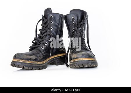 Un paio di robusti stivali da combattimento in pelle alla caviglia nera con suole e lacci spessi e robusti. Due scarpe vintage in stile militare. Luce studio. Isolato su Foto Stock