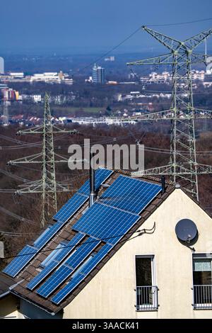 Casa residenziale con impianto fotovoltaico sul tetto, linee elettriche, Witten, Renania settentrionale-Vestfalia, Germania Foto Stock