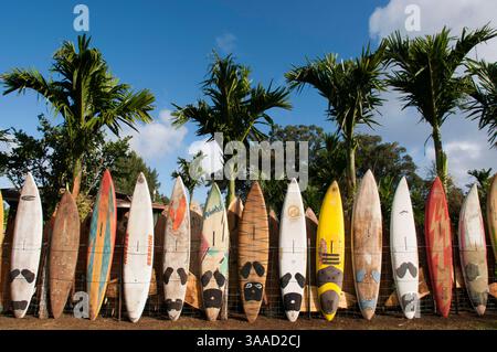 1 gennaio 2015 - Hawaii, Stati Uniti - decorazione di tavole da surf in un giardino. Huelo. Hawaii. Huelo è una piccola comunità situata lungo la Road to Hana (Hana Highway). È considerato parte di Haiku. Situata lontano dai centri abitati di Maui, come Wailuku e Kahului, questa comunità poco conosciuta è stata descritta come "il piccolo villaggio hawaiano dimenticato dal tempo". Elevato a 480 piedi (146 m) sopra il livello del mare, Huelo offre un'atmosfera tranquilla e rilassata dell'isola e dintorni lussureggianti. Le attività a Huelo includono equitazione ed escursioni lungo il Waikamoi Nature Trail. Nelle vicinanze si trovano il Foto Stock