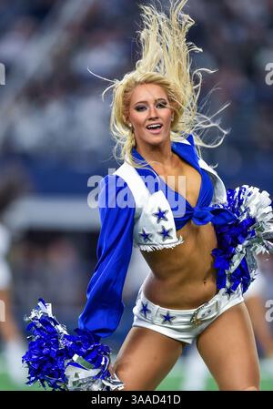 8 novembre 2015 - Arlington, Texas, USA - i Dallas Cowboys Cheerleaders si esibiscono durante una partita di football tra Philadelphia Eagles e Dallas Cowboys la domenica sera all'AT&T Stadium di Arlington, Texas. . Gli Eagles vincono ai tempi supplementari 33-27.(Manny Flores/CSM tramite filo ZUMA) Foto Stock