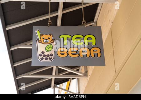 Houston, Texas, Stati Uniti - 2 marzo 2022: Cartello sospeso Tea Bear Teahouse in un centro commerciale outlet a Houston, Texas, Stati Uniti. Foto Stock