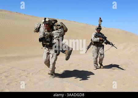 21 ottobre 2014 - GIORDANIA - U. I Marines S con i 1st Marines, 11th Marine Expeditionary Unit simularono l'evacuazione delle vittime durante l'addestramento al fuoco vivo il 21 ottobre 2014 in Giordania. L'11th MEU è schierato con il Makin Island Amphibious Ready Group come riserva teatrale e forza di risposta alle crisi in tutto il comando centrale degli Stati Uniti e l'area di responsabilità della 5th Fleet. (Immagine di credito: © sergente Melissa Wenger/Planet Pix via ZUMA Wire) Foto Stock