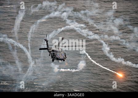 25 novembre 2014 - Westhamption Beach, New York, Stati Uniti d'America - Un elicottero HH-60 Pavehawk della US Air Force con il 101st Rescue Squadron conduce addestramento utilizzando razzi antimissile il 25 novembre 2014 al largo di Westhampton Beach, New York. (Immagine di credito: © sa Christopher S Muncy/Planet Pix via ZUMA Wire) Foto Stock