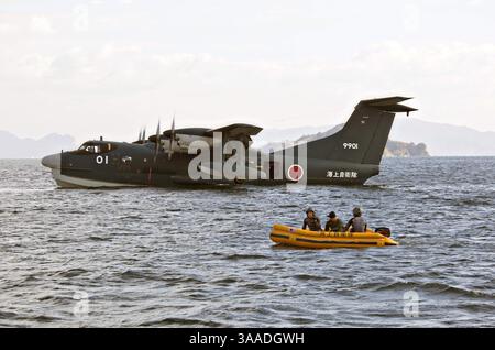 7 gennaio 2015 - Iwakuni, Giappone - soldati della forza di autodifesa marittima giapponese durante un'esercitazione di atterraggio anfibia e di soccorso in acqua utilizzando gli aerei anfibi ShinMaywa US-2 presso la stazione aerea dei corpi dei Marines di Iwakuni, 7 gennaio 2015 a Iwakuni, Giappone. (Immagine di credito: © Lcpl. Carlos Cruz Jr/Planet Pix tramite cavo ZUMA) Foto Stock