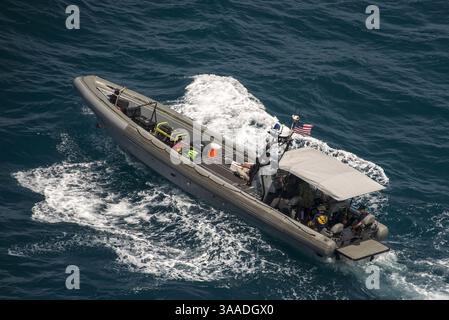 12 gennaio 2015 - USS Fort Worth, Indonesia - i sommozzatori della Marina degli Stati Uniti della Mobile Diving and Salvage Unit gestiscono un sistema sonar a scansione laterale del pesce di traino su una barca gonfiabile a scafo rigido durante gli sforzi di ricerca per individuare la scatola nera del volo AirAsia 8501 insieme a navi di altre nazioni 12 gennaio 2015 nel Mar di Giava. (Immagine di credito: © Mcs1 Brett Cote/Planet Pix tramite cavo ZUMA) Foto Stock