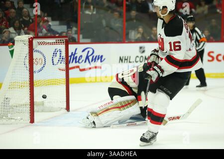 22 ottobre 2015: I New Jersey Devils Jacob Josefson (16) segnano ai supplementari durante la partita NHL tra i New Jersey Devils e gli Ottawa Senators al Canadian Tire Centre di Ottawa, Ontario, Canada. Daniel Lea/CSM(immagine di credito: © Daniel Lea/CSM tramite filo ZUMA) Foto Stock
