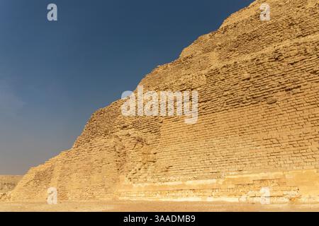 Cairo, Egitto; 20 gennaio 2024: Scopri la maestosità della piramide a gradoni di Zoser a Saqqara, l'antica necropoli di Menfi in Egitto. Foto Stock