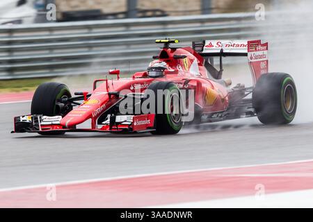 23 ottobre 2015 - Austin, Texas, U. S - il finlandese KIMI RAIKKONEN della Ferrari combatte con la pioggia in condizioni di pioggia durante la prima sessione di prove del Gran Premio degli Stati Uniti sul circuito delle Americhe. (Immagine di credito: © Dan Wozniak via ZUMA Wire) Foto Stock