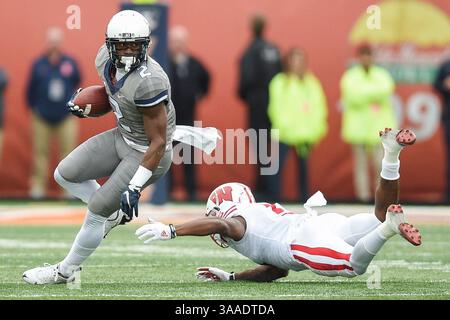 24 ottobre 2015: Reggie Corbin (2) dell'Illinois fa una corsa mentre il Derrick Tindal del Wisconsin (25) raggiunge per fare una sosta durante la partita di football NCAA tra i Wisconsin Badgers e i Fighting Illini al Memorial Stadium di Champaign, Illinois. Ryan Michalesko/CSM(immagine di credito: © Ryan Michalesko/CSM via ZUMA Wire) Foto Stock