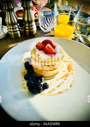 Pancake al siero di latte, frutti di bosco misti con sciroppo d'acero Foto Stock