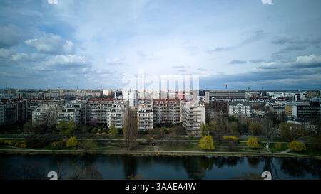 Skyline della città con un fiume che lo attraversa. Il cielo è nuvoloso e gli edifici sono alti. 31-03-2025, Varsavia, Polonia Foto Stock