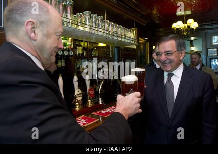 18 gennaio 2013 - Londra, Regno Unito - il Segretario alla difesa degli Stati Uniti Leon Panetta condivide una pinta di birra con il Dr. John Baxter presso la nave e Shovell Pub 18 gennaio 2013 a Londra, Inghilterra, Regno Unito. Panetta è in viaggio di sei giorni in Europa per incontrare i leader e le truppe americane. (Immagine di credito: © Erin A. Kirk-Cuomo/Planet Pix via ZUMA Wire) Foto Stock