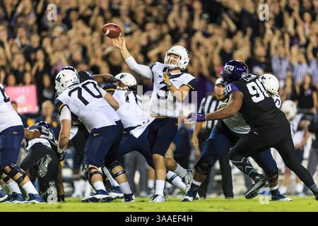 29 ottobre 2015: Il quarterback Skyler Howard (3) dei West Virginia Mountaineers passa durante la partita di football NCAA tra i West Virginia Mountaineers e i TCU Horned Frogs all'Amon Carter Stadium di Fort Worth, Texas. JP Waldron/Cal Sport Media (immagine di credito: © JP Waldron/CSM tramite cavo ZUMA) Foto Stock