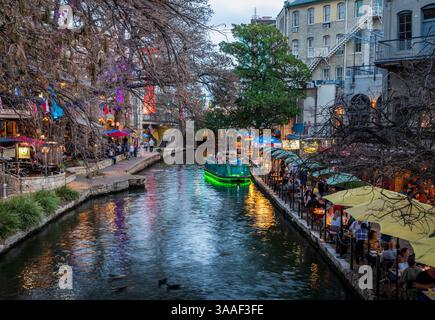 San Antonio, Texas - 26 febbraio 2025: I turisti cenano lungo il lungofiume nelle prime ore della sera a San Antonio, Texas Foto Stock