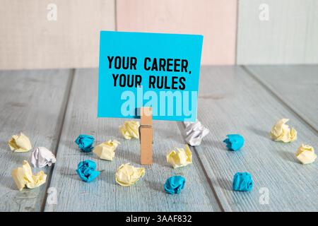 Il testo SAPERE CHE I VOSTRI CONCORRENTI è scritto su un blocco note e uno sfondo striped con una penna. Foto Stock