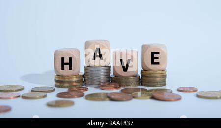 Le parole hanno scritto in lettere dell'alfabeto di legno isolate su una carta del mestiere - sfondo del cartone con spazio vuoto della copia. Raggio di sole Foto Stock