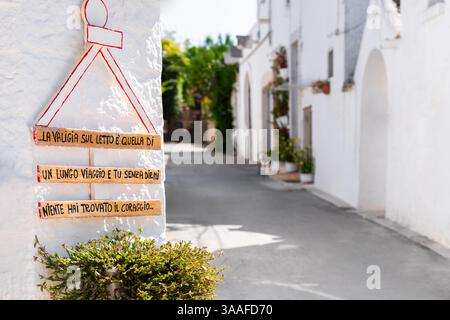 Vista sulla strada con citazione ispiratrice sull'insegna Foto Stock