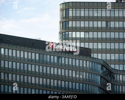 Logo Bank Austria su un edificio per uffici. L'azienda è un marchio della società UniCredit Bank Austria. Offerta multinazionale di servizi finanziari Foto Stock