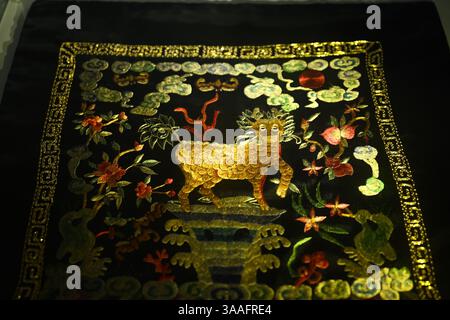 (250401) -- WUHAN, 1 aprile 2025 (Xinhua) -- questa foto scattata il 14 marzo 2025 mostra un ricamo esposto nello studio di Ren Wei a Wuhan, nella provincia di Hubei, nella Cina centrale. Il ricamo Han, un ricamo tradizionale con una storia di oltre 2.000 anni, è stato elencato come uno dei patrimoni culturali immateriali nazionali nel 2008. Famoso per le sue cuciture ruvide, i colori ricchi e i motivi audaci, spesso delinea i motivi del ricamo con linee oro o argento, offrendo un magnifico impatto visivo. Ren Wei, nato in una famiglia di ricami Han, è un erede rappresentativo dell'arte. Da quando lei W Foto Stock